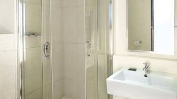 Camera, 1 letto queen, vista mare parziale | Bagno | Combinazione doccia/vasca, set di cortesia gratuito, asciugacapelli