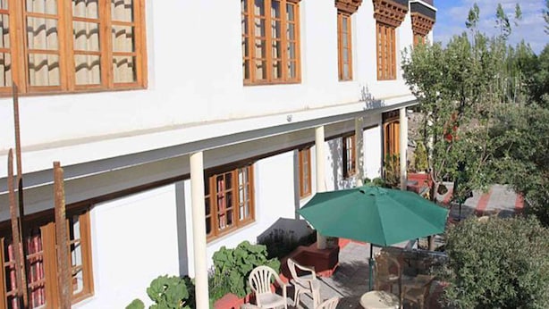 Un edificio con arquitectura tradicional, con marcos de ventanas de madera y detalles decorativos.
