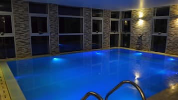 Una piscina cubierta (de 10:00 a 22:00), tumbonas