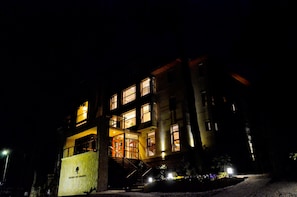 Fassade der Unterkunft – Abend/Nacht