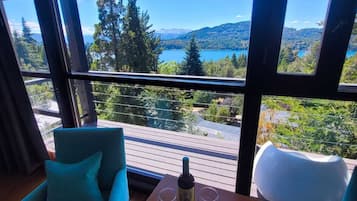 Suite Deluks, pemandangan danau | Seprai katun Mesir, seprai premium, bantalan ekstra lembut, dan minibar