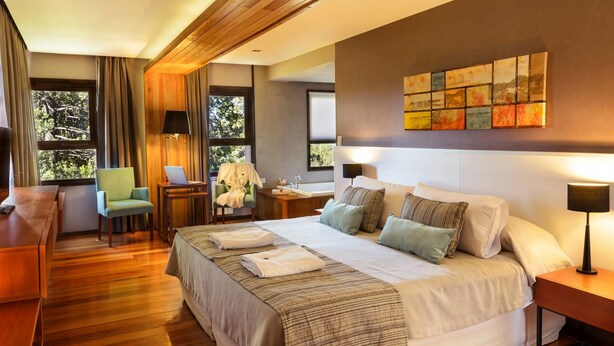 Suite Junior, pemandangan danau | Seprai katun Mesir, seprai premium, bantalan ekstra lembut, dan minibar