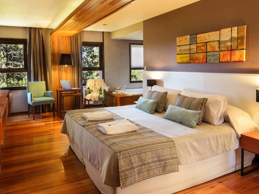 Egyptian cotton sheets, premium bedding, pillowtop beds, minibar