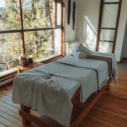 Salas de tratamiento para parejas, sauna y tina de hidromasaje