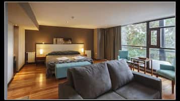Deluxe Suite, Lake View | 1 bedroom, Egyptian cotton sheets, premium bedding, pillowtop beds