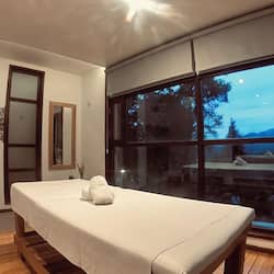 Salas de tratamiento para parejas, sauna y tina de hidromasaje