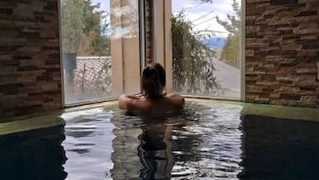 Alberca techada, acceso de 10:00 a 22:00, y camastros