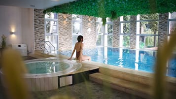 Piscina coperta, con ingresso dalle 10:00 alle 22:00, lettini