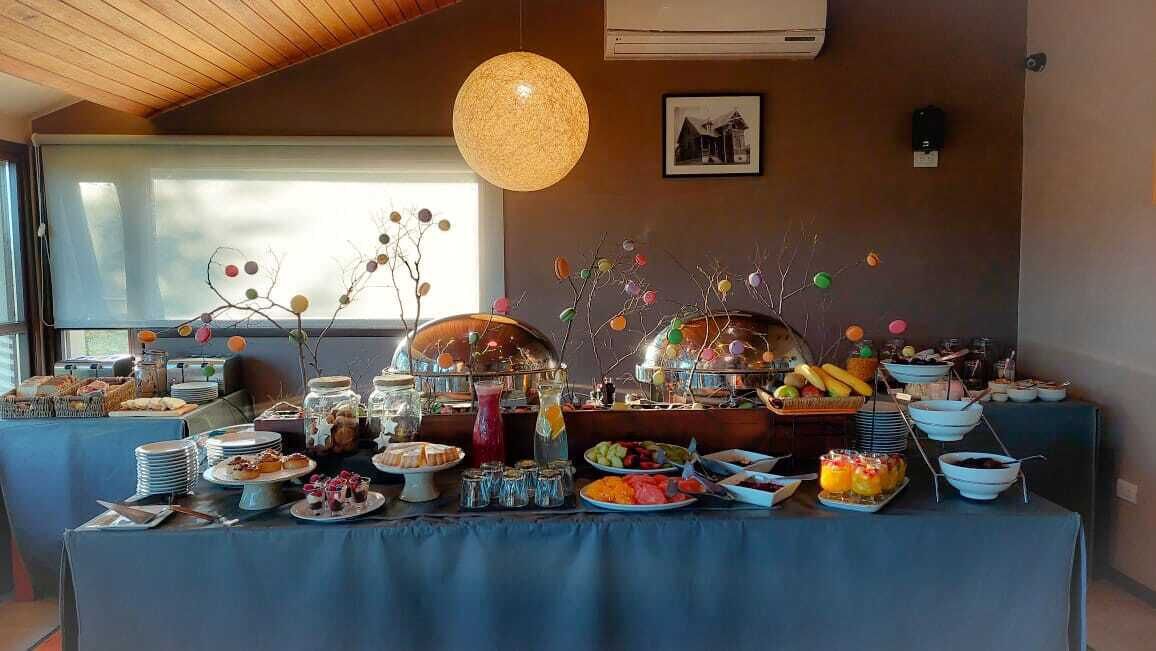 Ein reichhaltiges Buffet mit Speisen und Dekorationen.