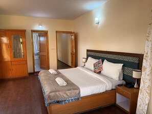 Family Room | Desk, free WiFi, bed sheets - Hotel New Glacier View (Leh)
