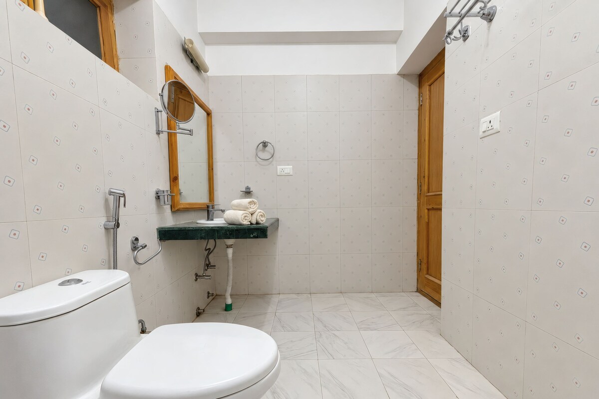 Ducha, artículos de tocador gratuitos, secador de pelo, pantuflas