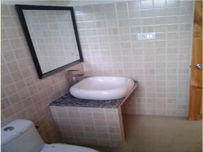 Habitación doble estándar, 1 cama matrimonial, para no fumadores | Baño | Regadera, amenidades de baño gratuitas, pantuflas, toallas