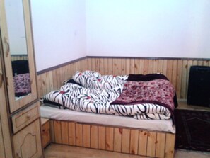 Habitación doble estándar, 1 cama matrimonial, para no fumadores | Escritorio, camas extra, wifi gratis y ropa de cama
