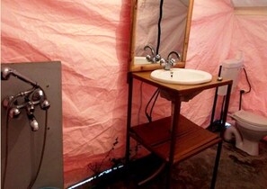 Habitación estándar | Baño | Regadera, amenidades de baño gratuitas, toallas 