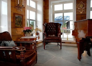 Lobby sitting area - Tørvis Hotell (Luster)