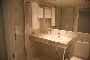 Superior Double Room | Bathroom | Shower, hair dryer - Tørvis Hotell (Luster)