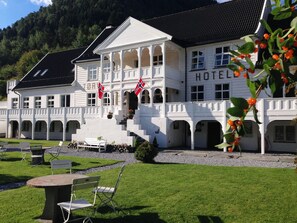 Front of property - Tørvis Hotell (Luster)