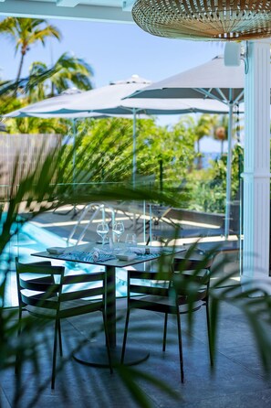 Se sirven desayunos, comidas y cocina francesa con vista a la alberca