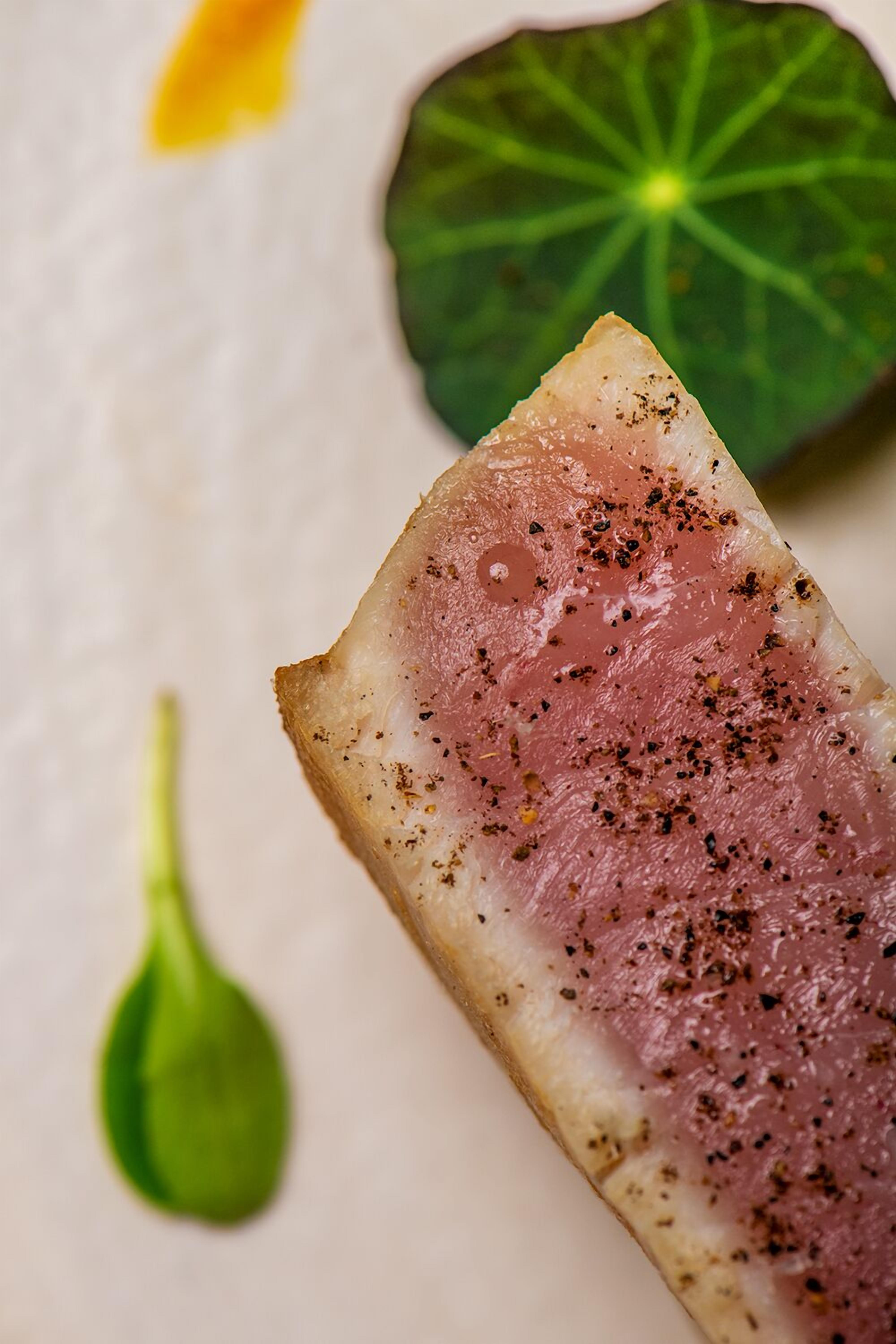 Primer plano de un trozo de pescado con condimentos.