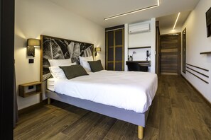 Habitación doble estándar | Minibar, caja de seguridad en la habitación y escritorio