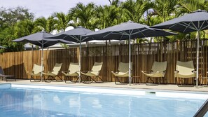 Outdoor pool, open 8:00 AM to 7:30 PM, pool umbrellas, sun loungers - Hôtel Latitude 21 (Saint-Paul)