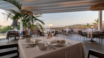 Se sirven desayunos y almuerzos; cocina francesa; junto a la piscina