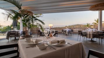 Petit-déjeuner, déjeuner et dîner servis sur place, vue sur la piscine