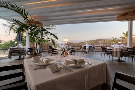 Se sirven desayunos y almuerzos; cocina francesa; junto a la piscina