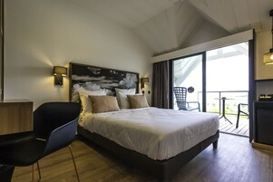 Standard Double Room | Minibar, in-room safe, desk, blackout drapes