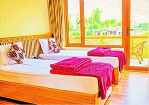 Deluxe Double Room, Non Smoking | Peti besi dalam bilik, meja, katil lipat simpan/tambahan, Wi-fi percuma