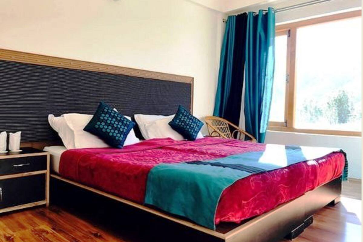 Deluxe Double Room, Non Smoking | Peti besi dalam bilik, meja, katil lipat simpan/tambahan, Wi-fi percuma