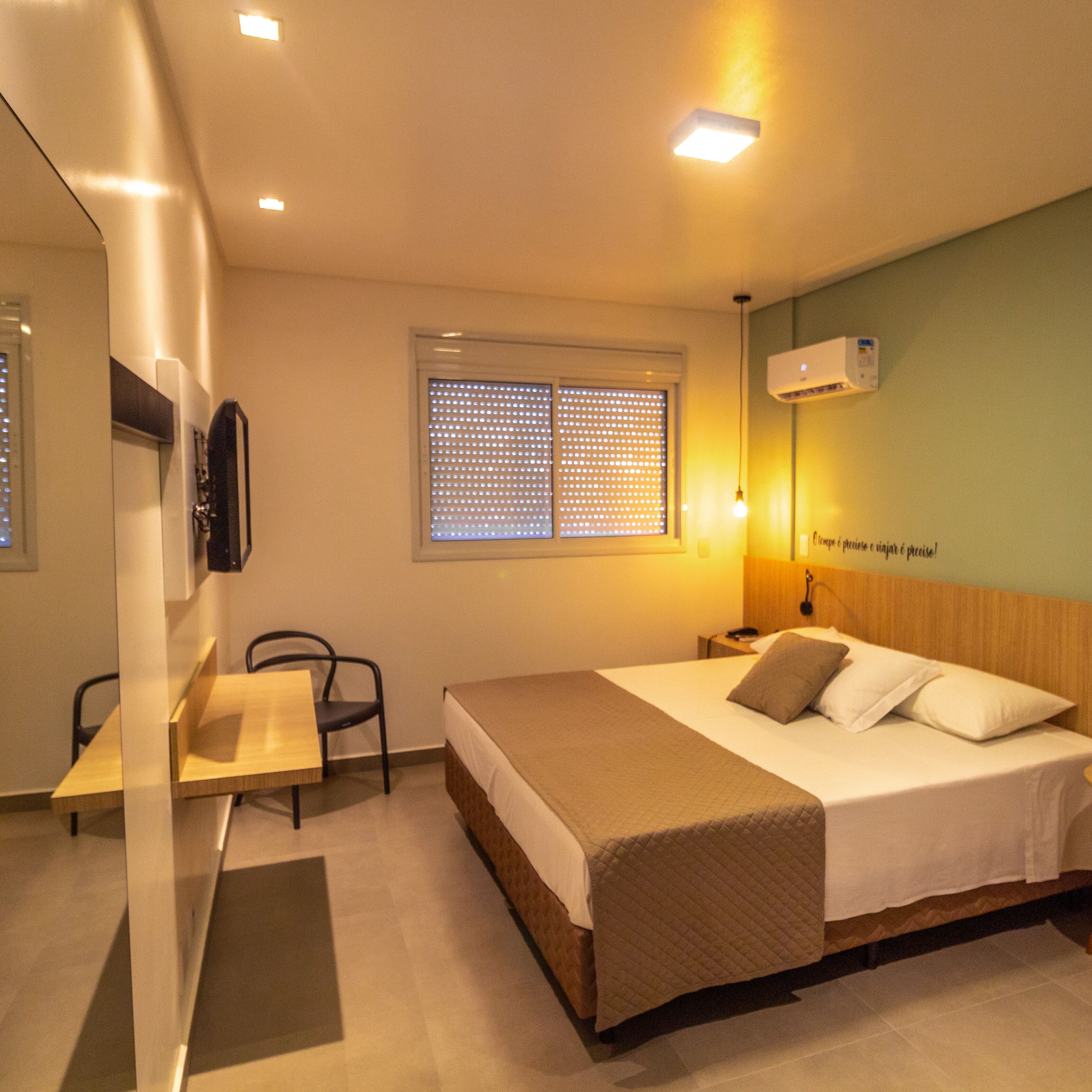 Quarto casal superior, 1 cama de casal | Frigobar, cortinas blackout, Wi-Fi de cortesia, roupa de cama