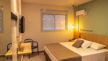 Quarto casal superior, 1 cama de casal | Frigobar, cortinas blackout, Wi-Fi de cortesia, roupa de cama