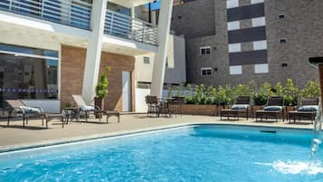 Piscina all'aperto, lettini