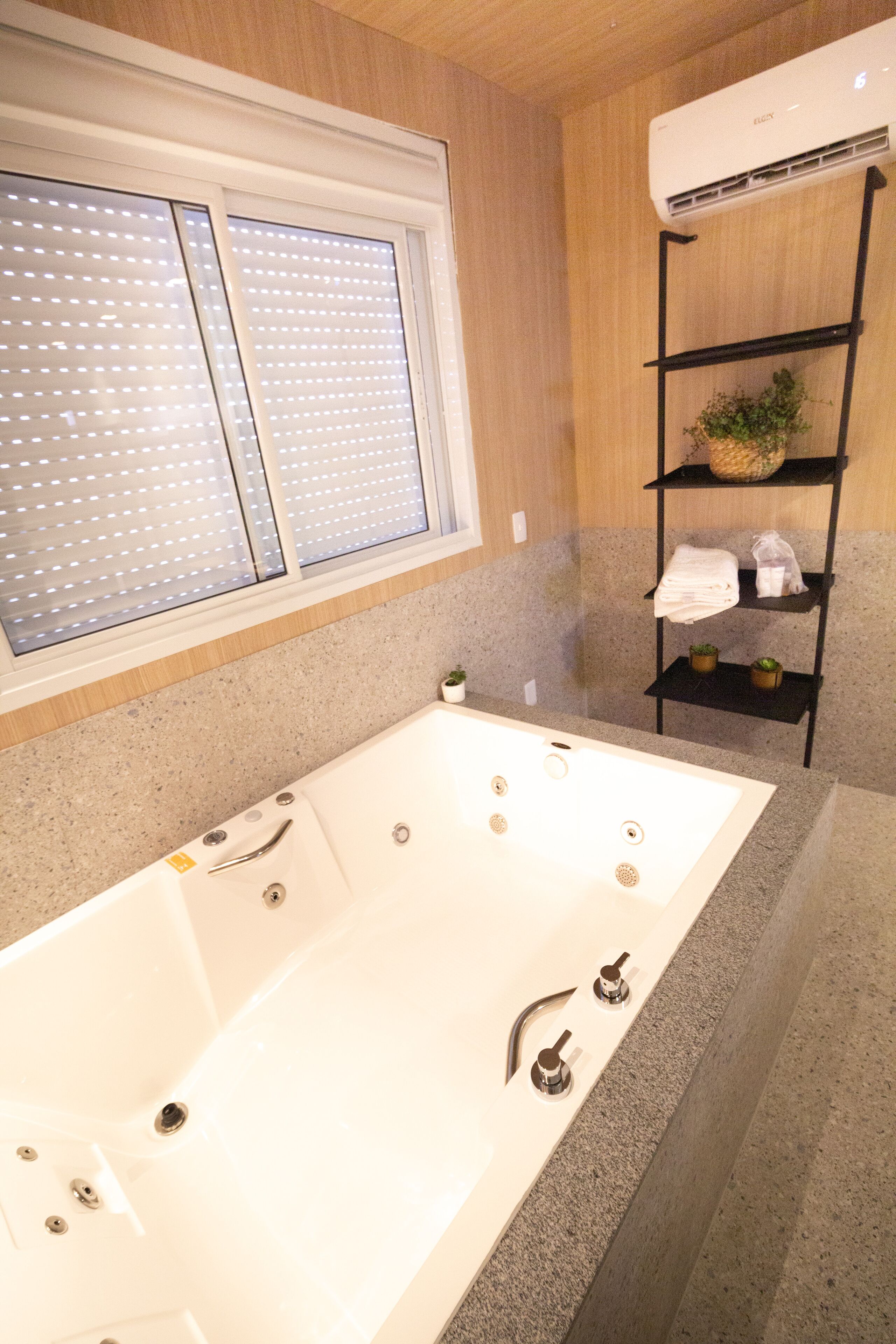 deluxe double room, 1 king bed | jetted bathtub