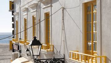 Vista frontal de la propiedad