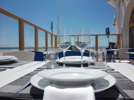 Se sirven almuerzos y cenas; cocina portuguesa; con vista a la playa