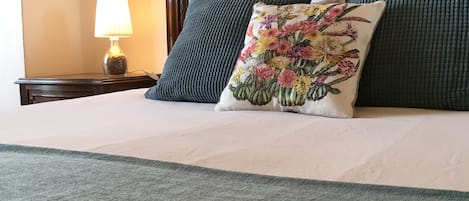 Cubrecamas, decoración personalizada, muebles diferentes y escritorio