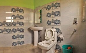 Superior tweepersoonskamer | Badkamer | Een douche, gratis toiletartikelen, een bidet, handdoeken