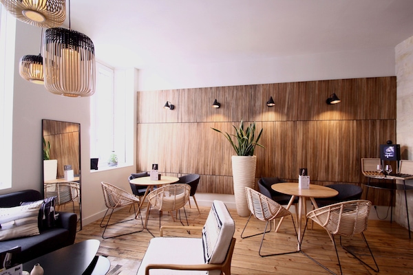 Lobby lounge