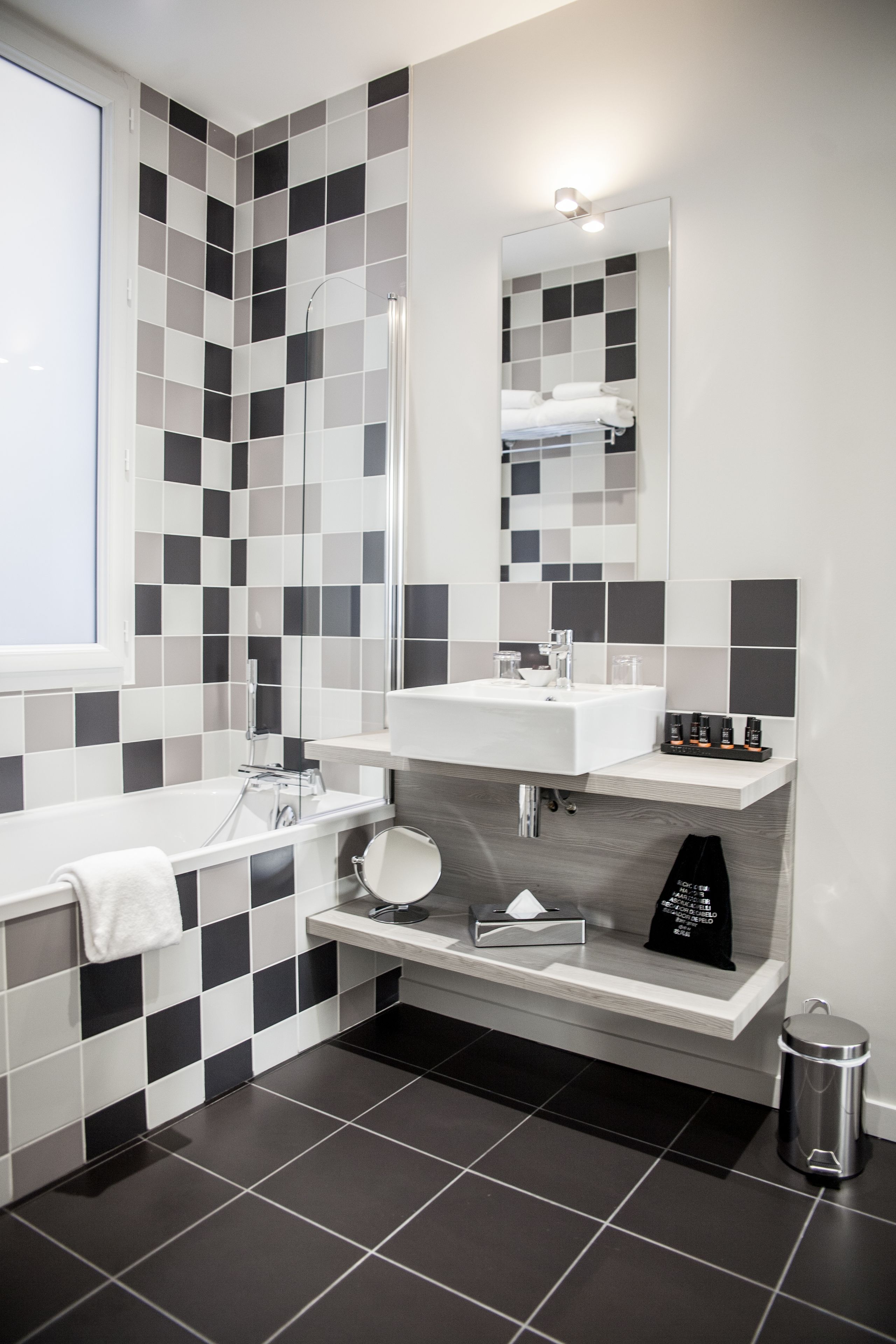 chambre prestige | bathroom | designer toiletries, hair dryer, towels