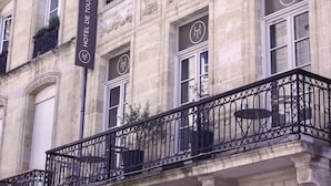 A historic building with ornate stonework, multiple windows, and a balcony with wrought iron railings. - Hôtel de Tourny (Bordeaux)