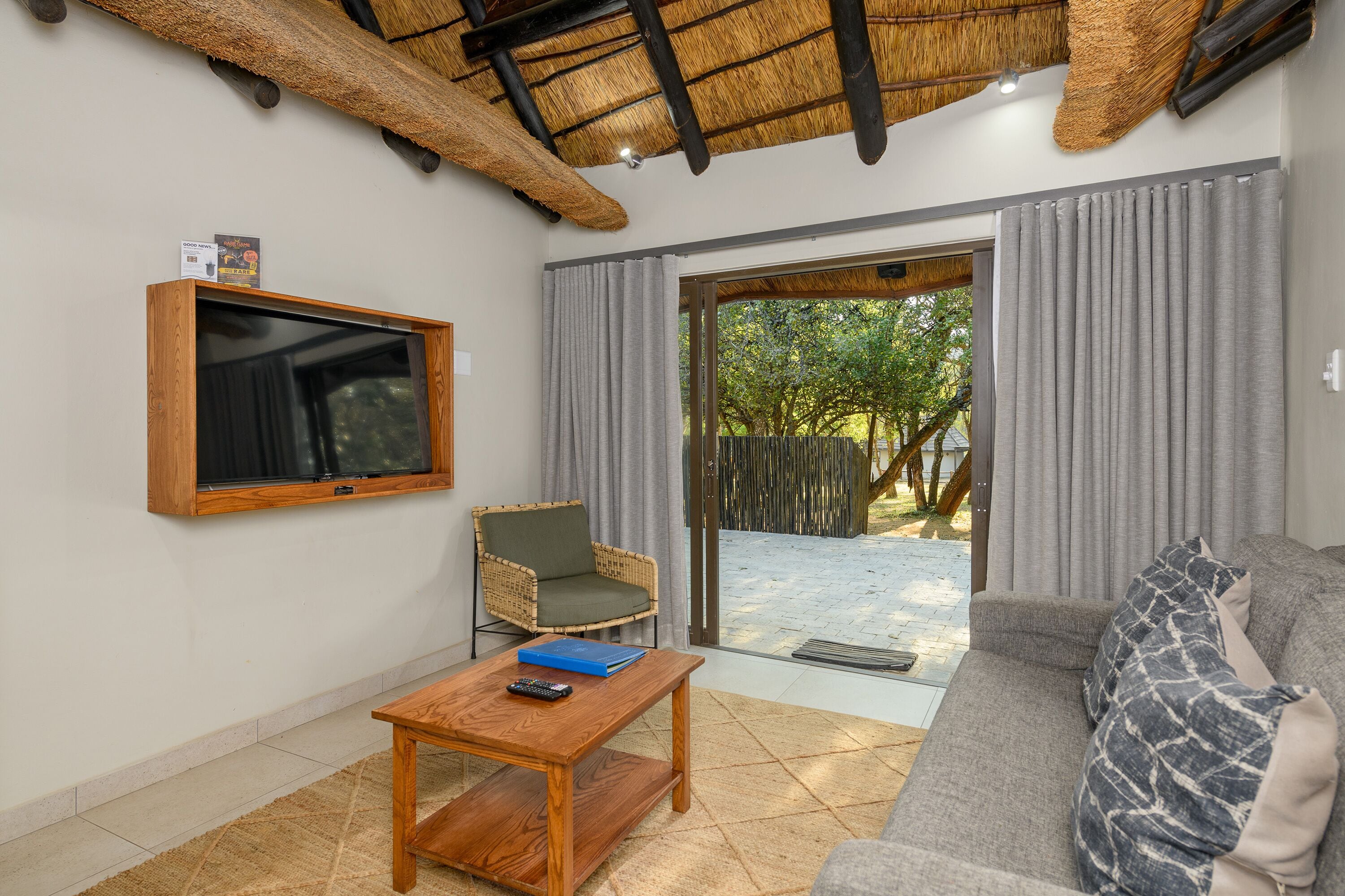 Two Bedroom Apartment with Patio | Wohnbereich | Flachbildfernseher