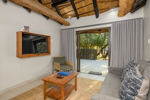 Two Bedroom Apartment with Patio | Wohnbereich | Flachbildfernseher