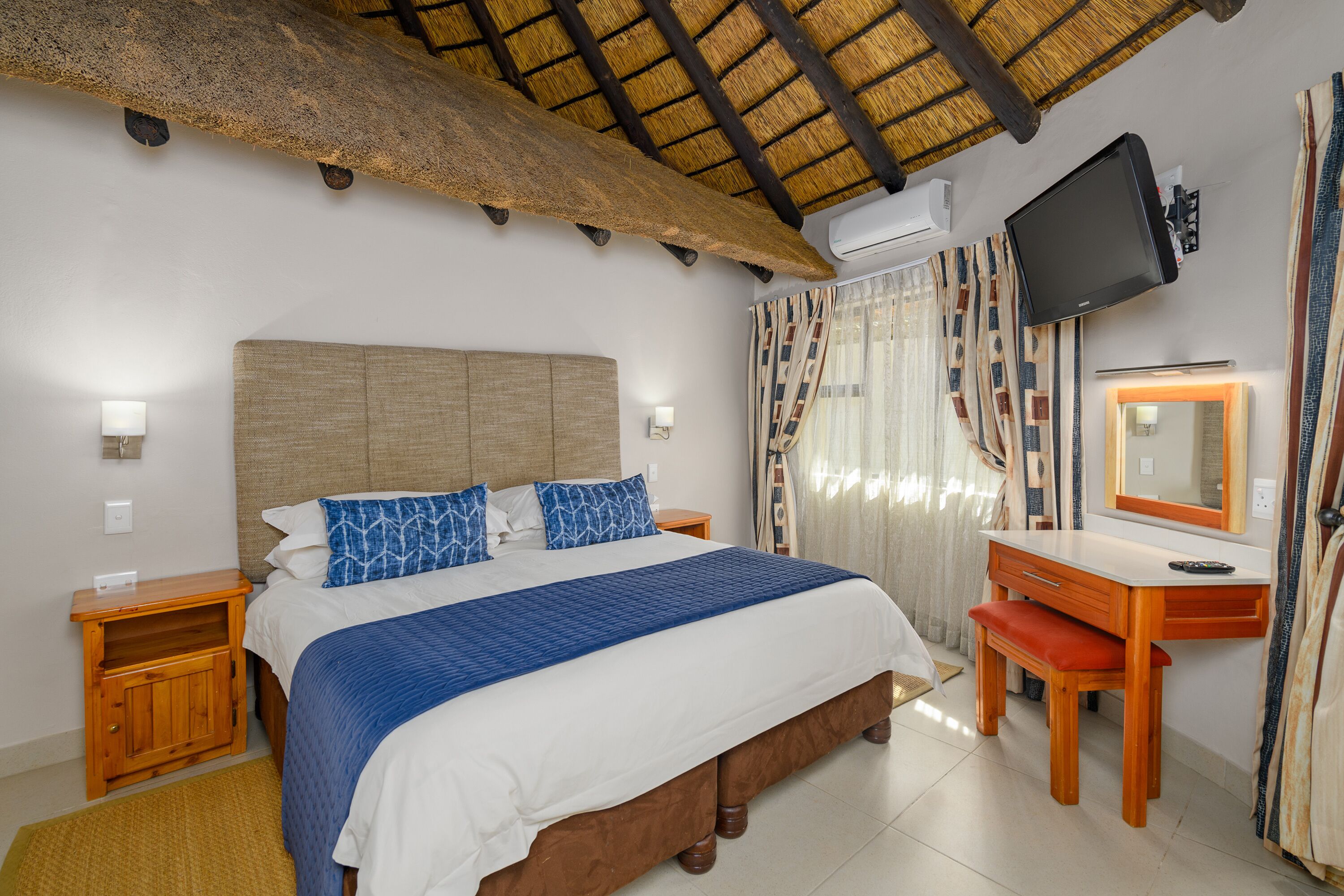 Three Bedroom Luxury Chalet with Splash Pool | Coffres-forts dans les chambres, draps fournis