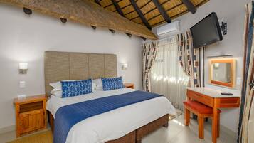 Three Bedroom Luxury Chalet with Splash Pool | Coffres-forts dans les chambres, draps fournis