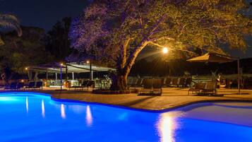 4 outdoor pools, pool umbrellas, pool loungers