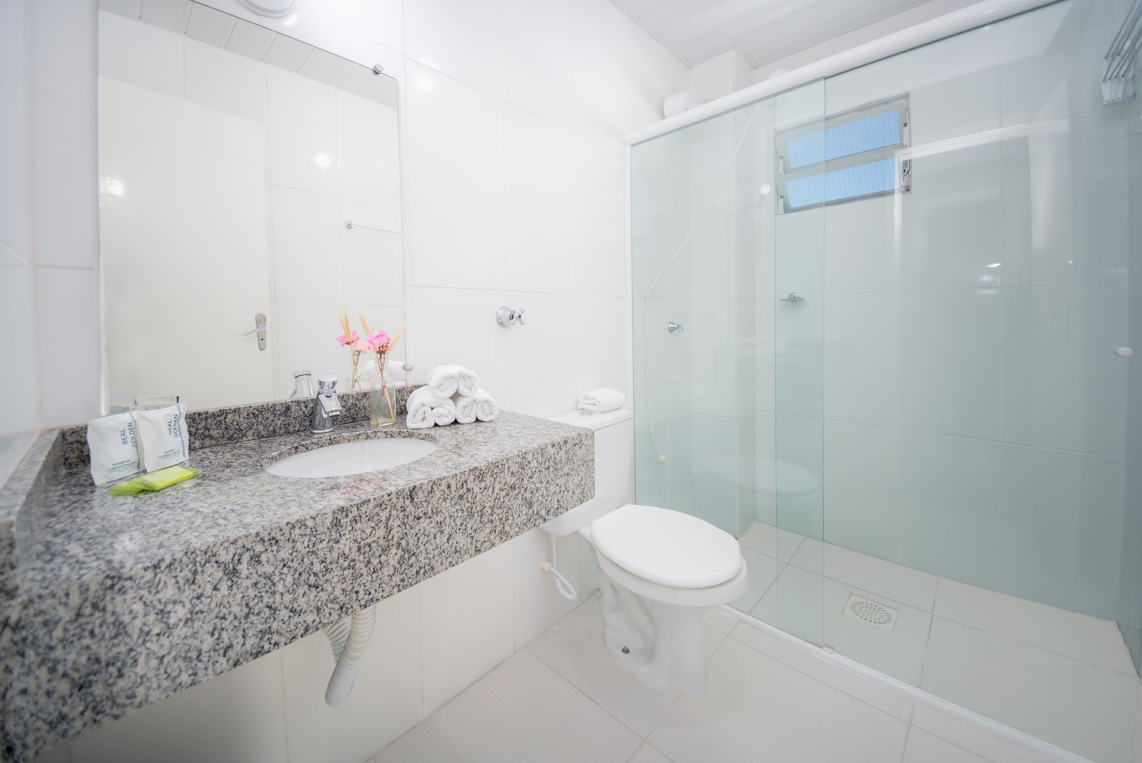 Apartamento, 1 quarto | Banheiro | Chuveiro, produtos de toalete grátis, bidê, toalhas de banho