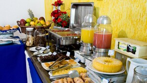 A buffet with various food items including fruits, pastries, and beverages. - Mar e Mar Florianópolis (Florianópolis)