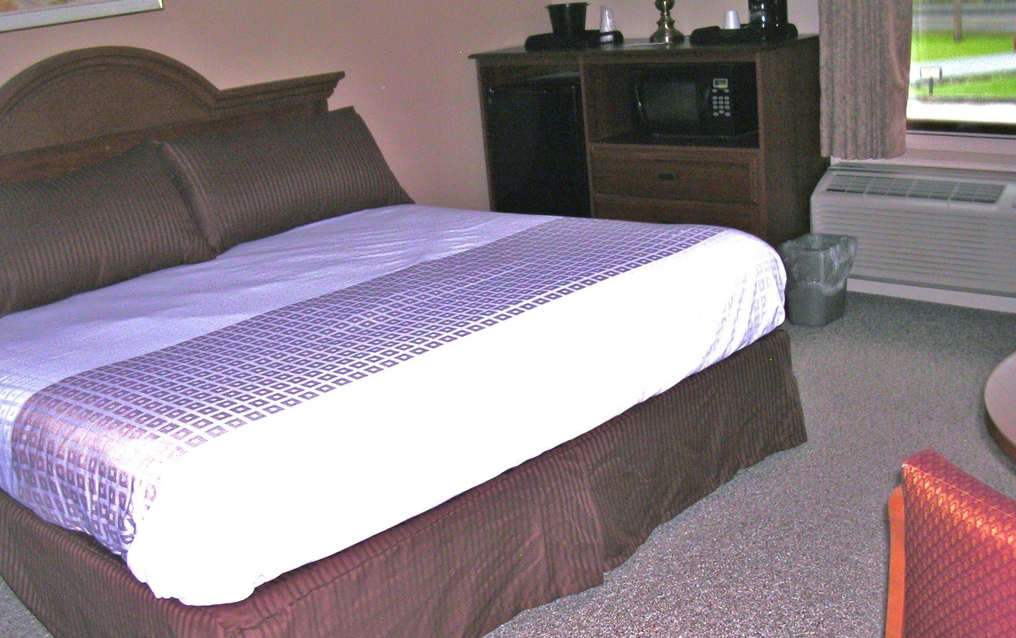 suite, 1 king bed | premium bedding, desk, iron/ironing board, free wifi